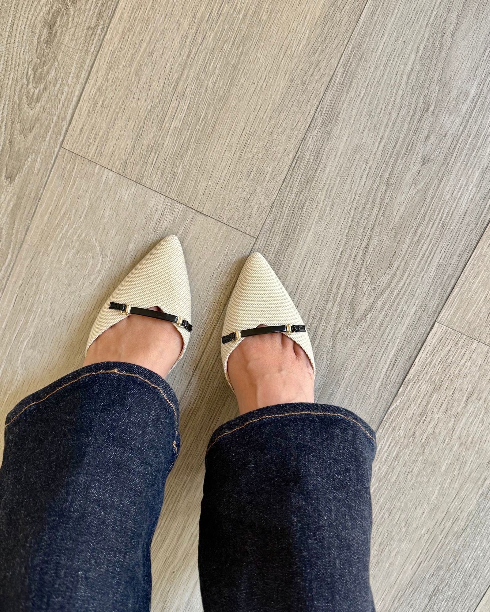 Zapatilla beige con detalle negro