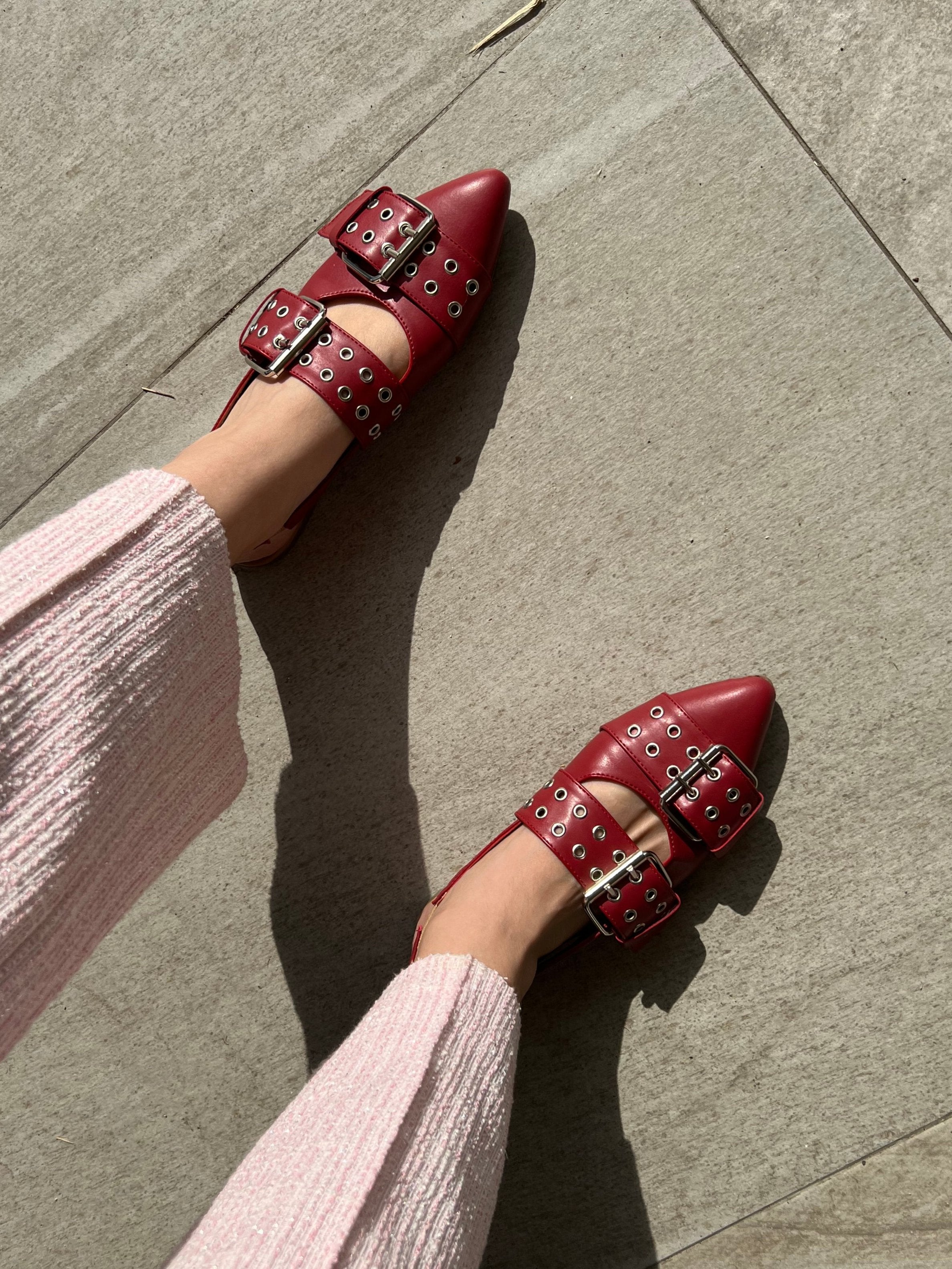 zapatilla piso rojo con broches