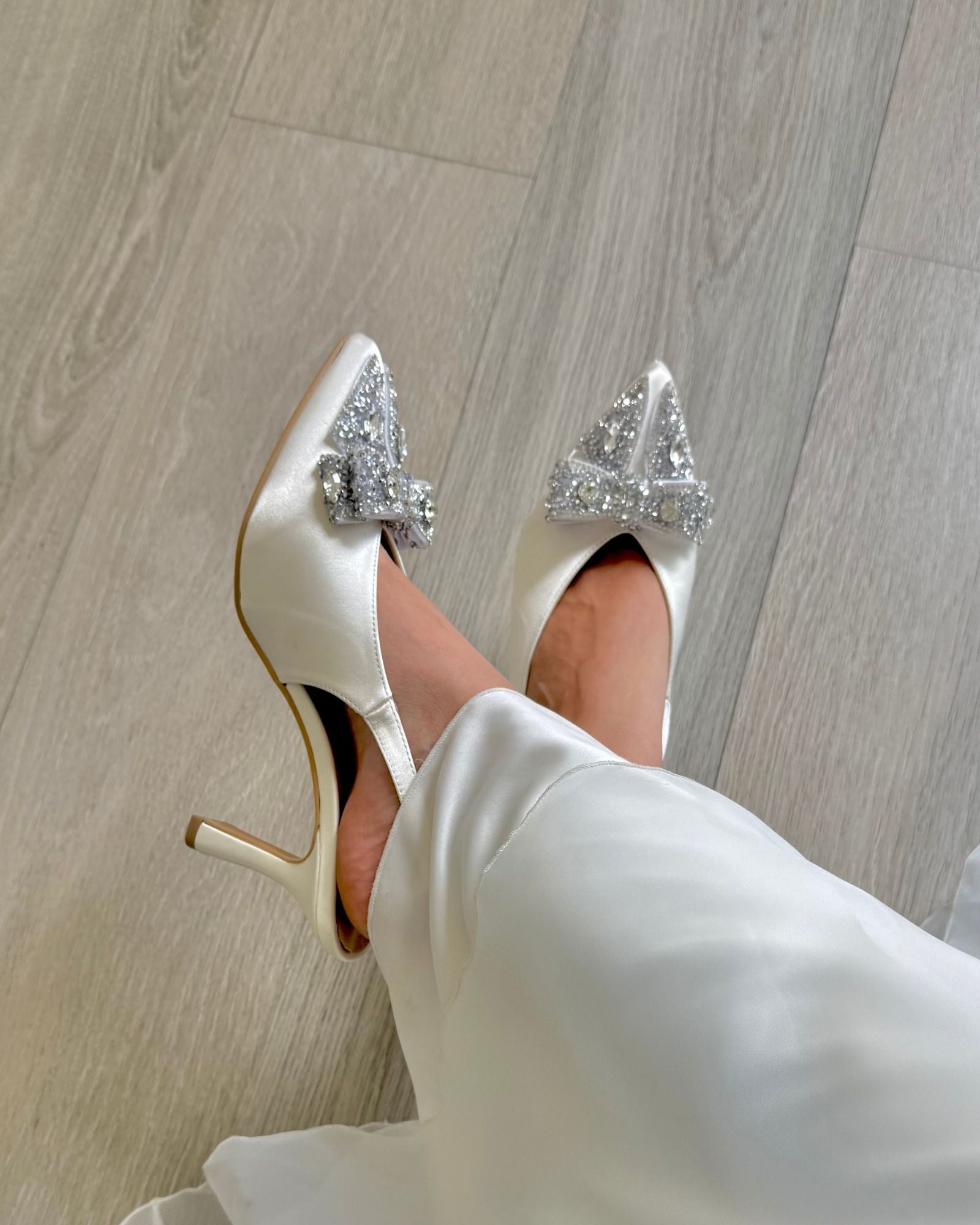Novia zapatilla blanco tipo satín/ moño brillos