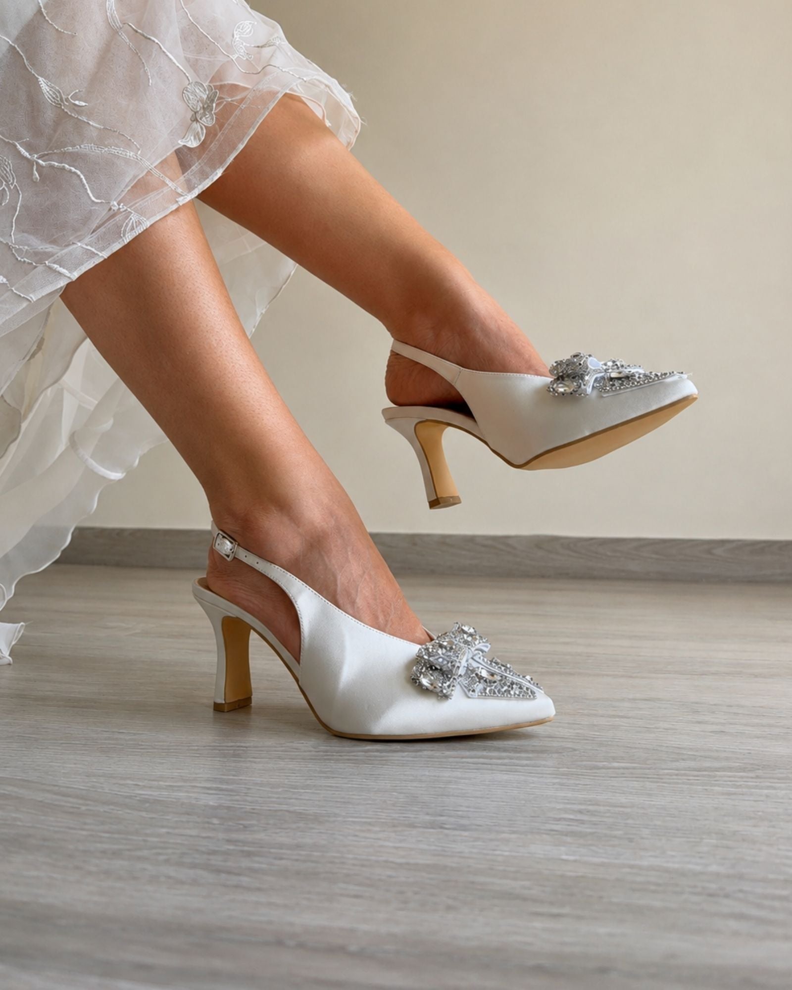 Novia zapatilla blanco tipo satín/ moño brillos