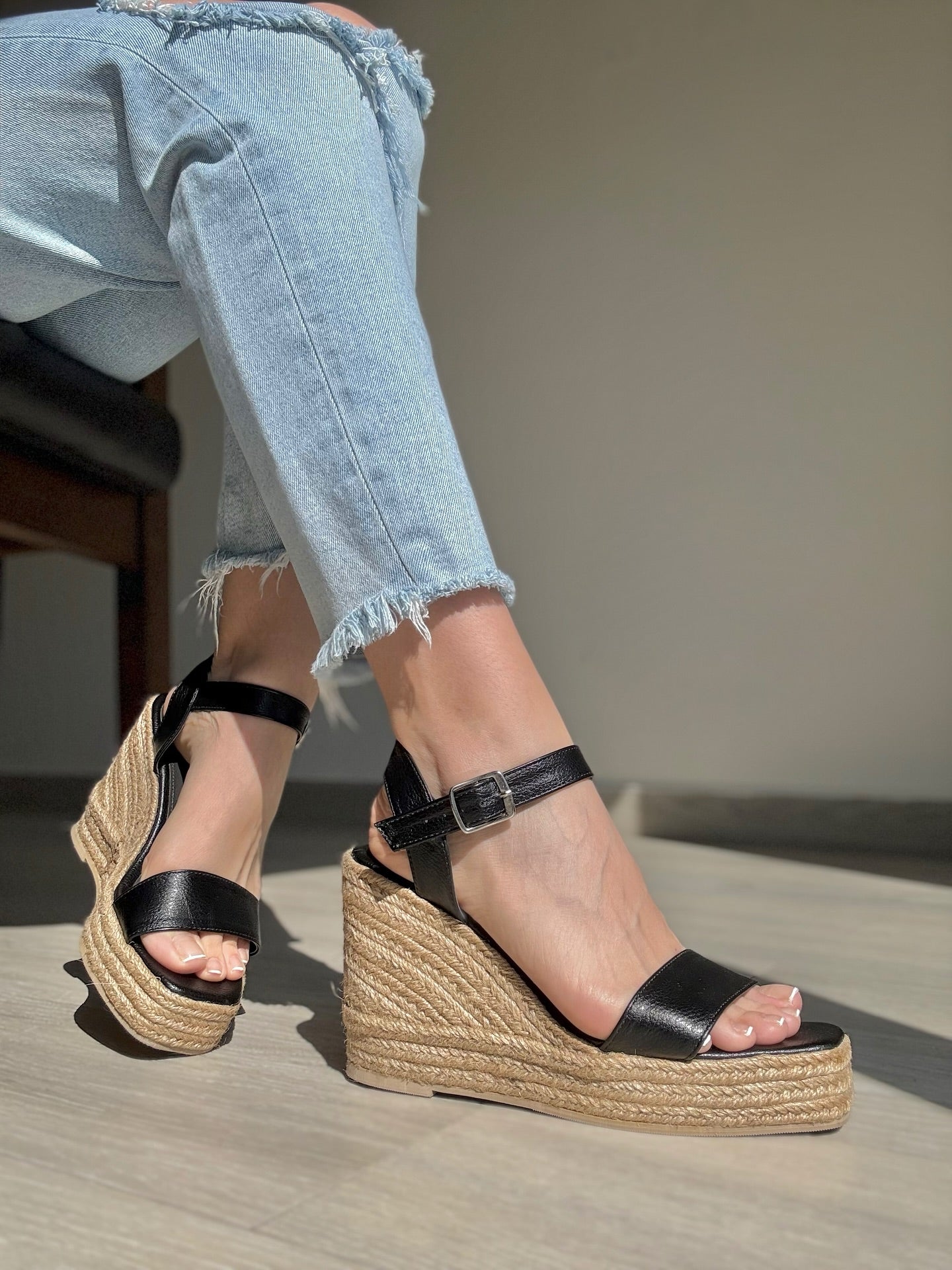 Alpargata negra punta cuadrada