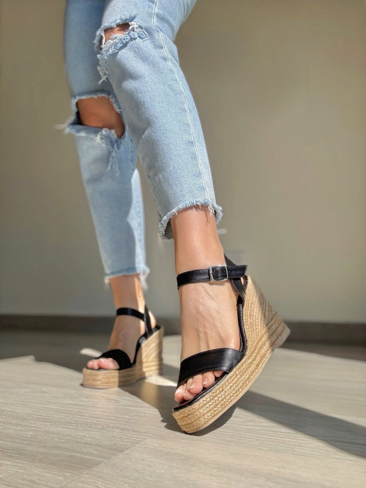 Alpargata negra punta cuadrada