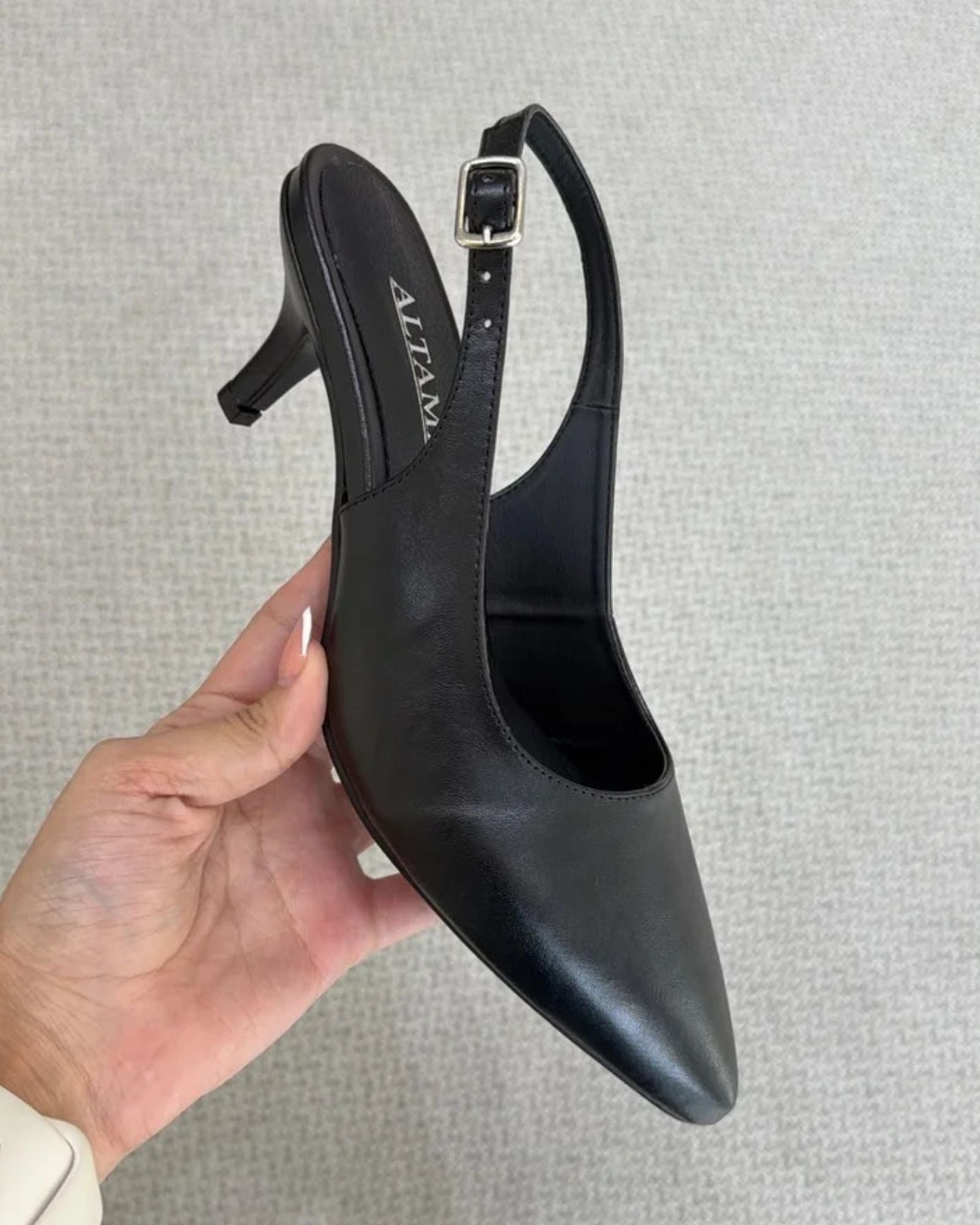Zapatilla negro tacón bajito