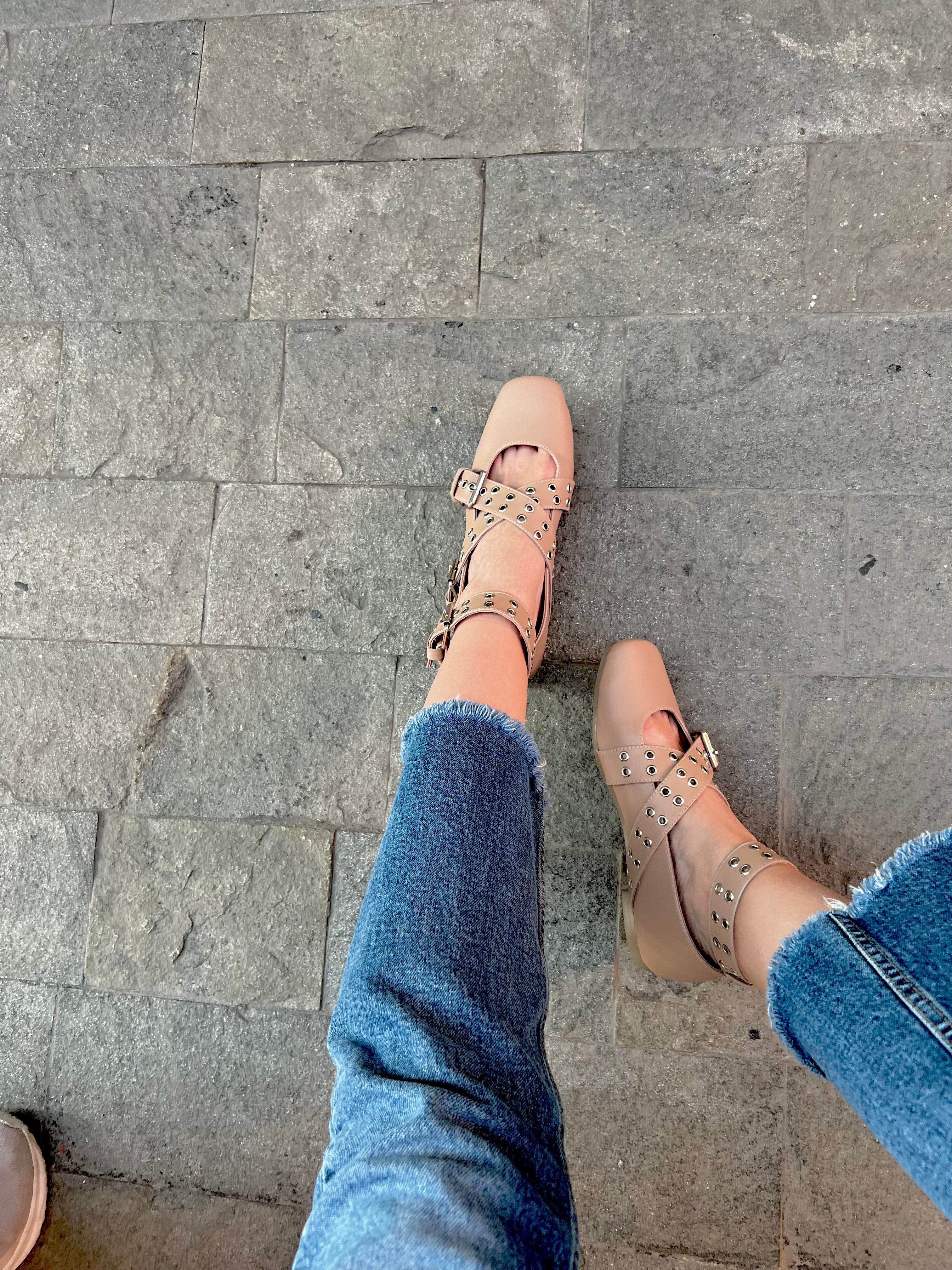 zapatilla piso  nude con broches