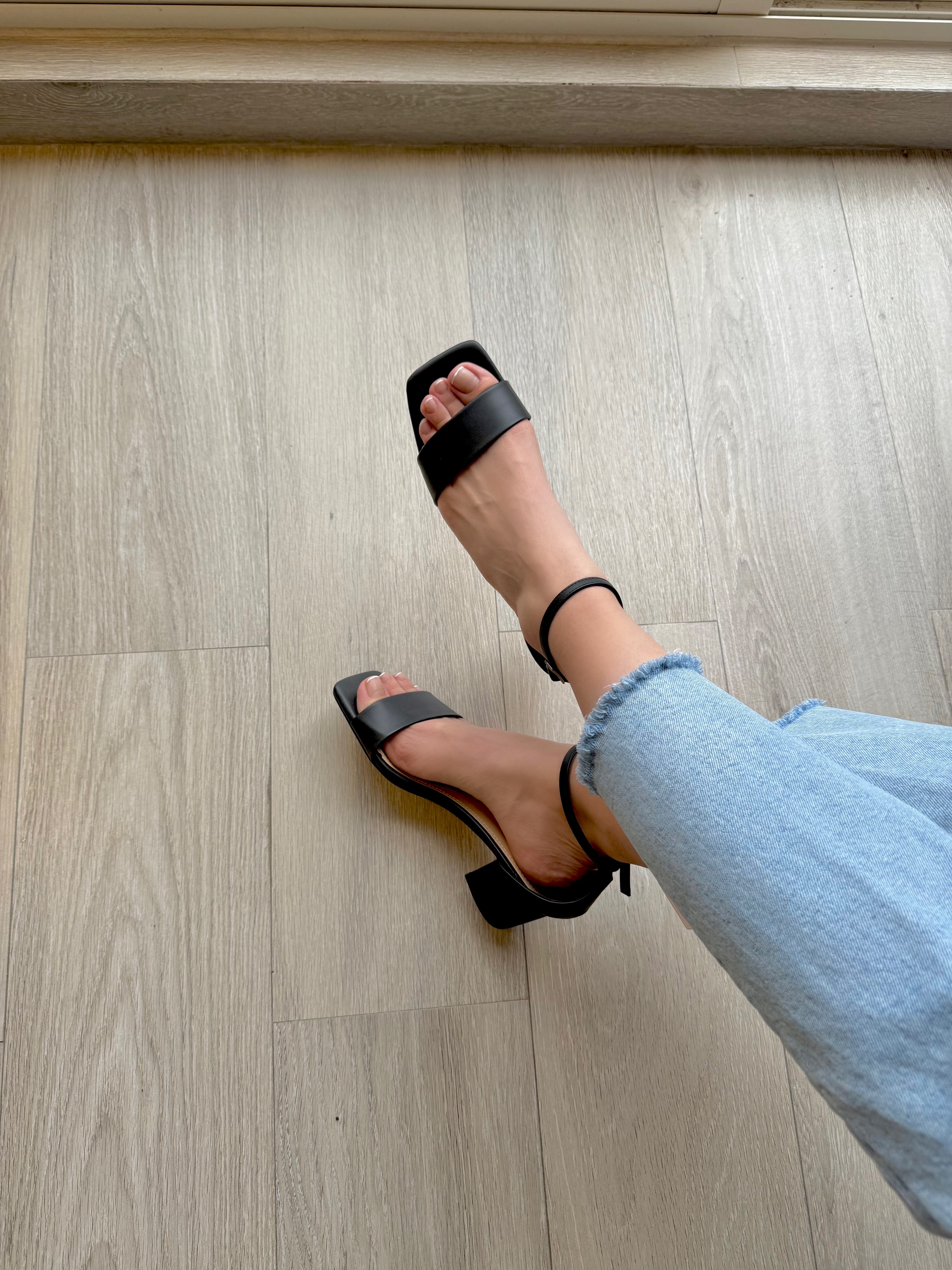 Sandalia negro tacón bajito