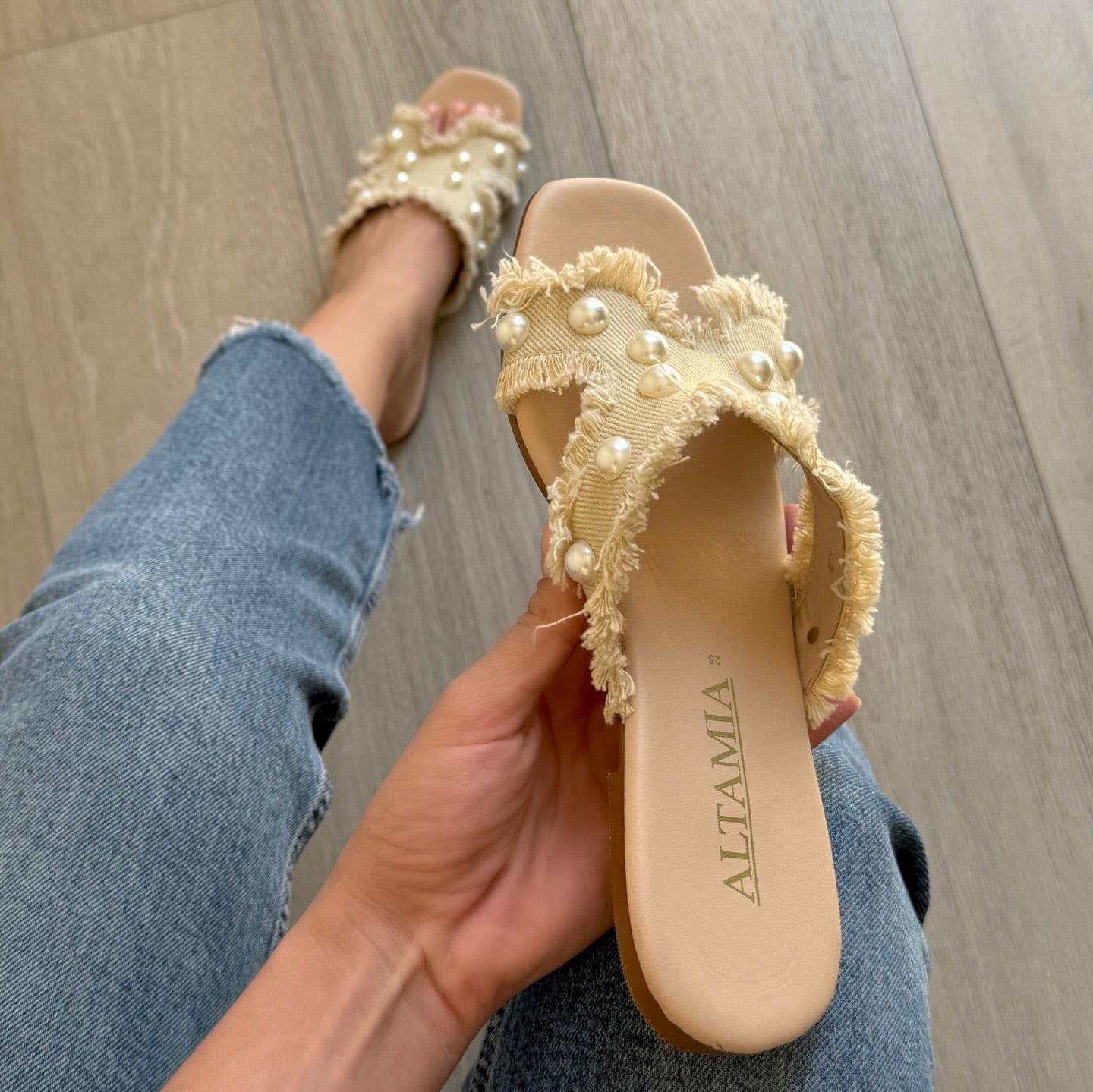 Sandalia de piso beige con perlas