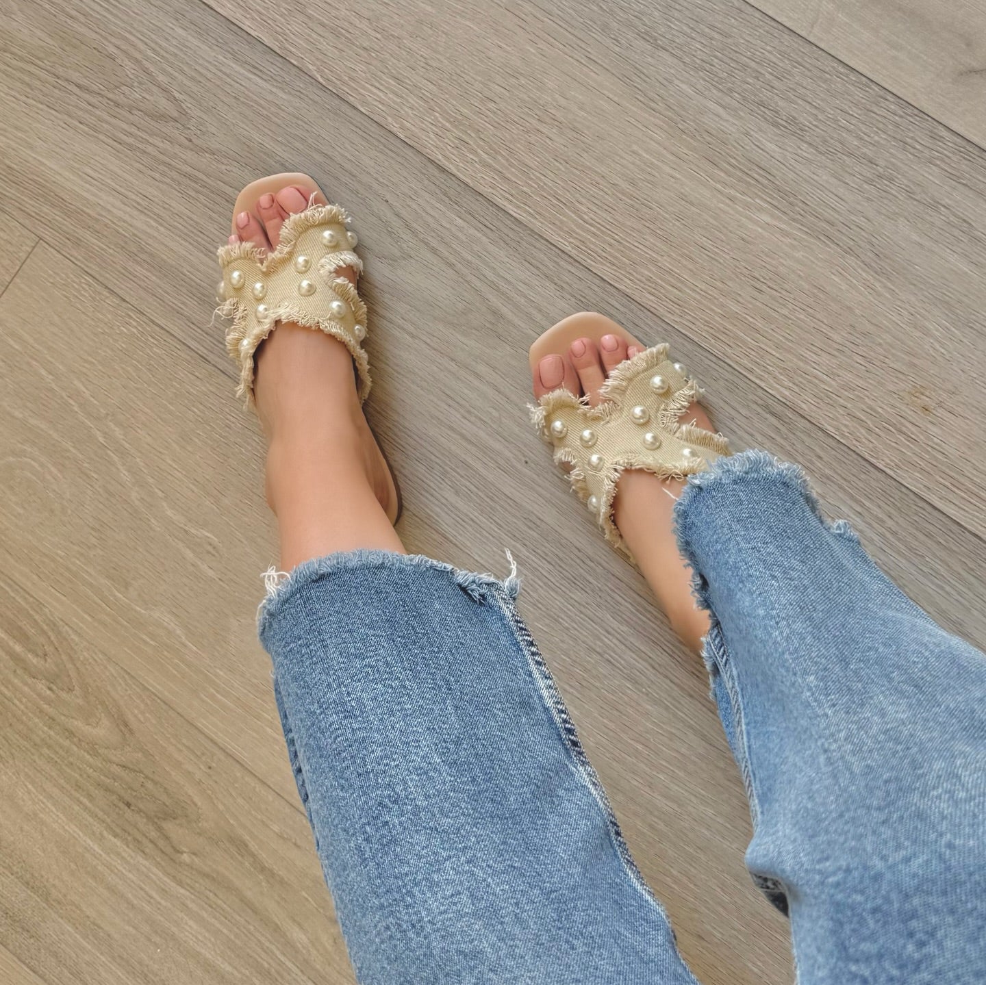 Sandalia de piso beige con perlas