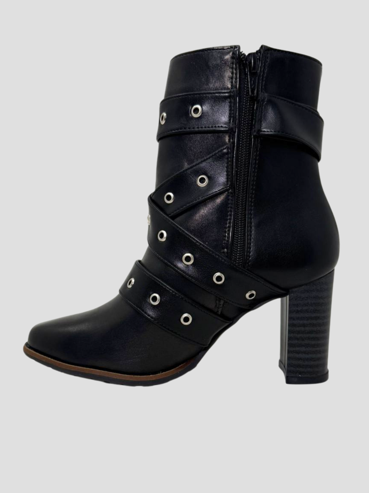 Botín negro con broches