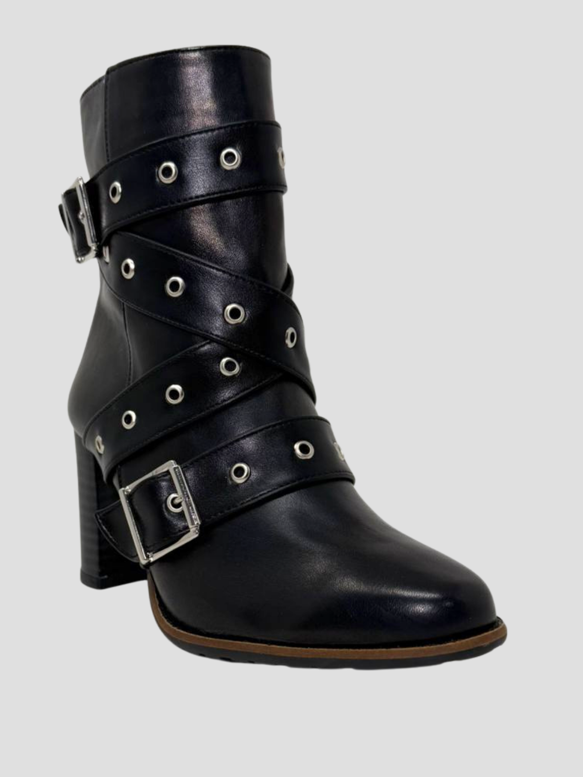 Botín negro con broches