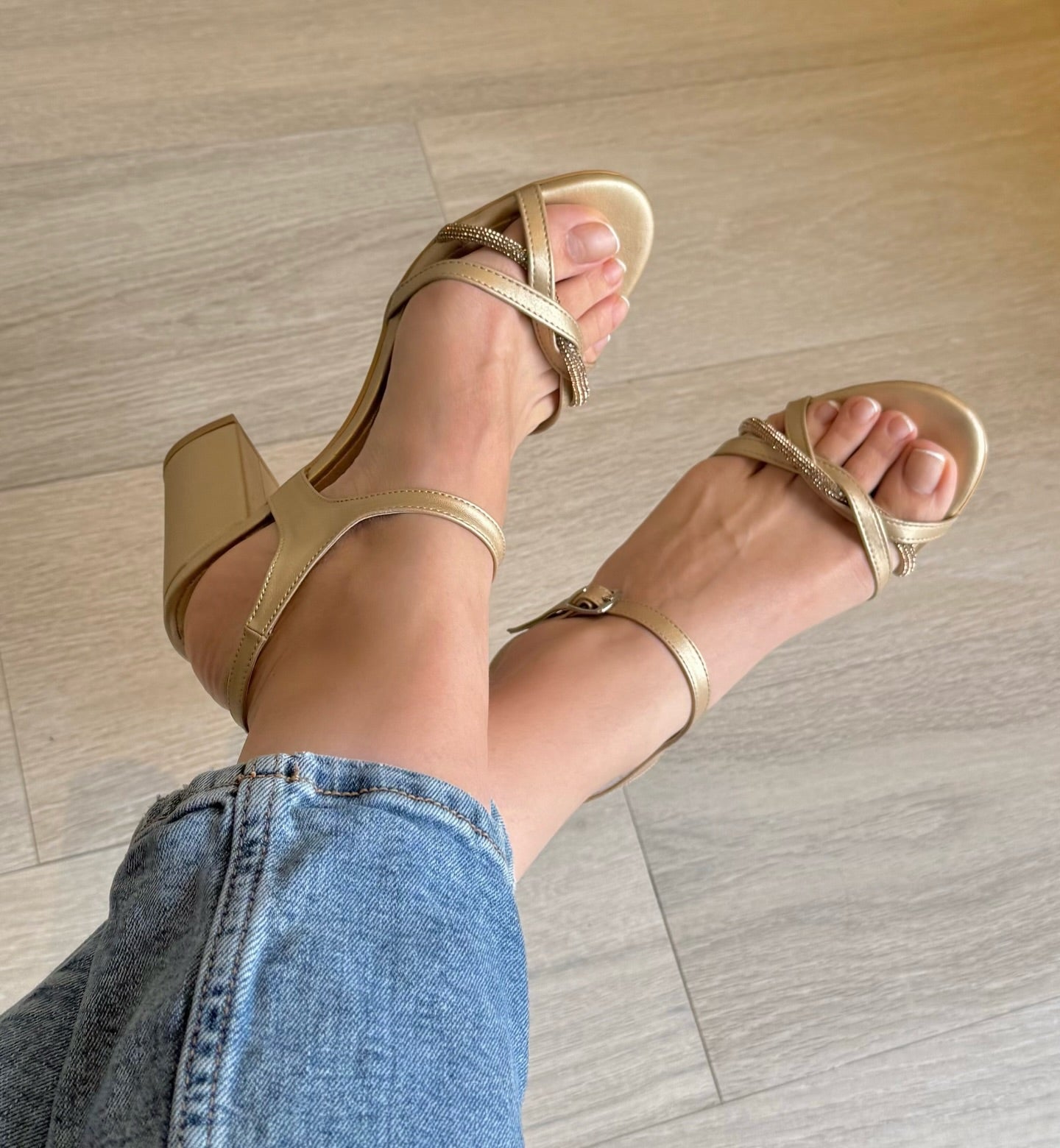 Sandalia oro tiras tacón cuadrado