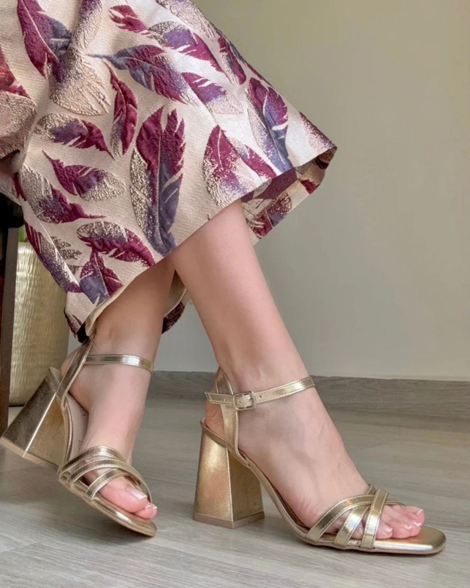 Sandalia dorado tiras