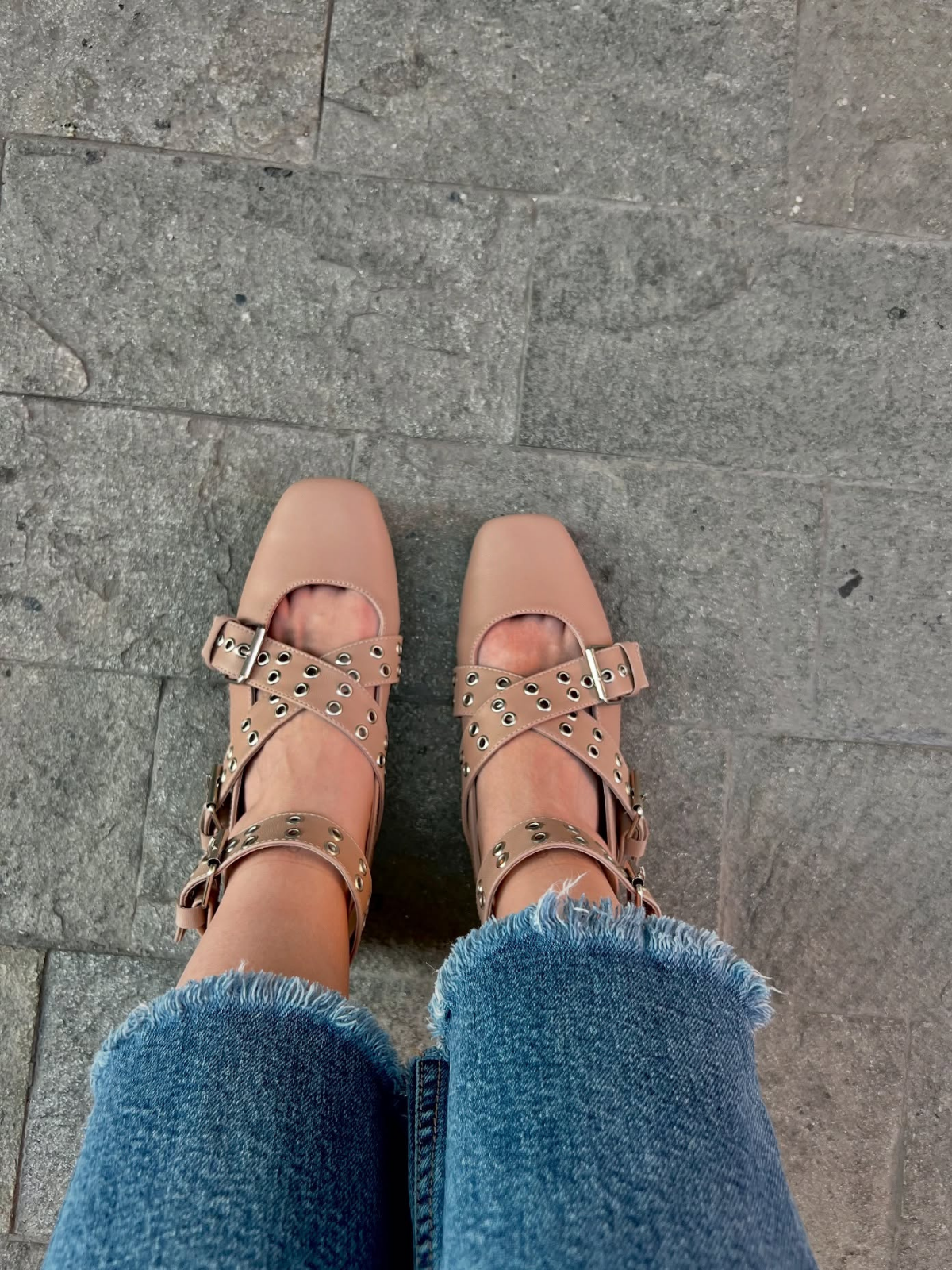 zapatilla piso  nude con broches