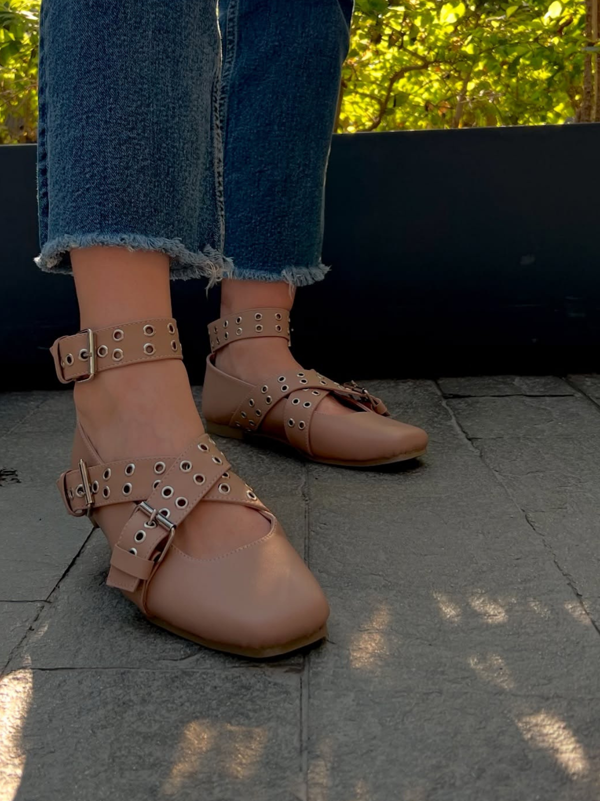 zapatilla piso  nude con broches