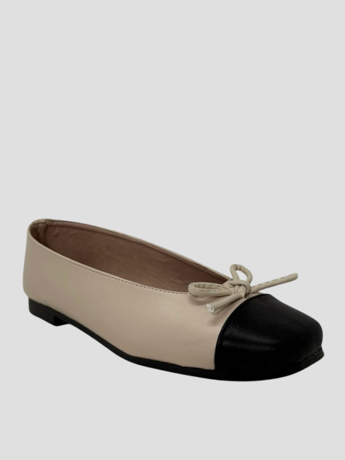 zapatilla piso  nude con negro con moño