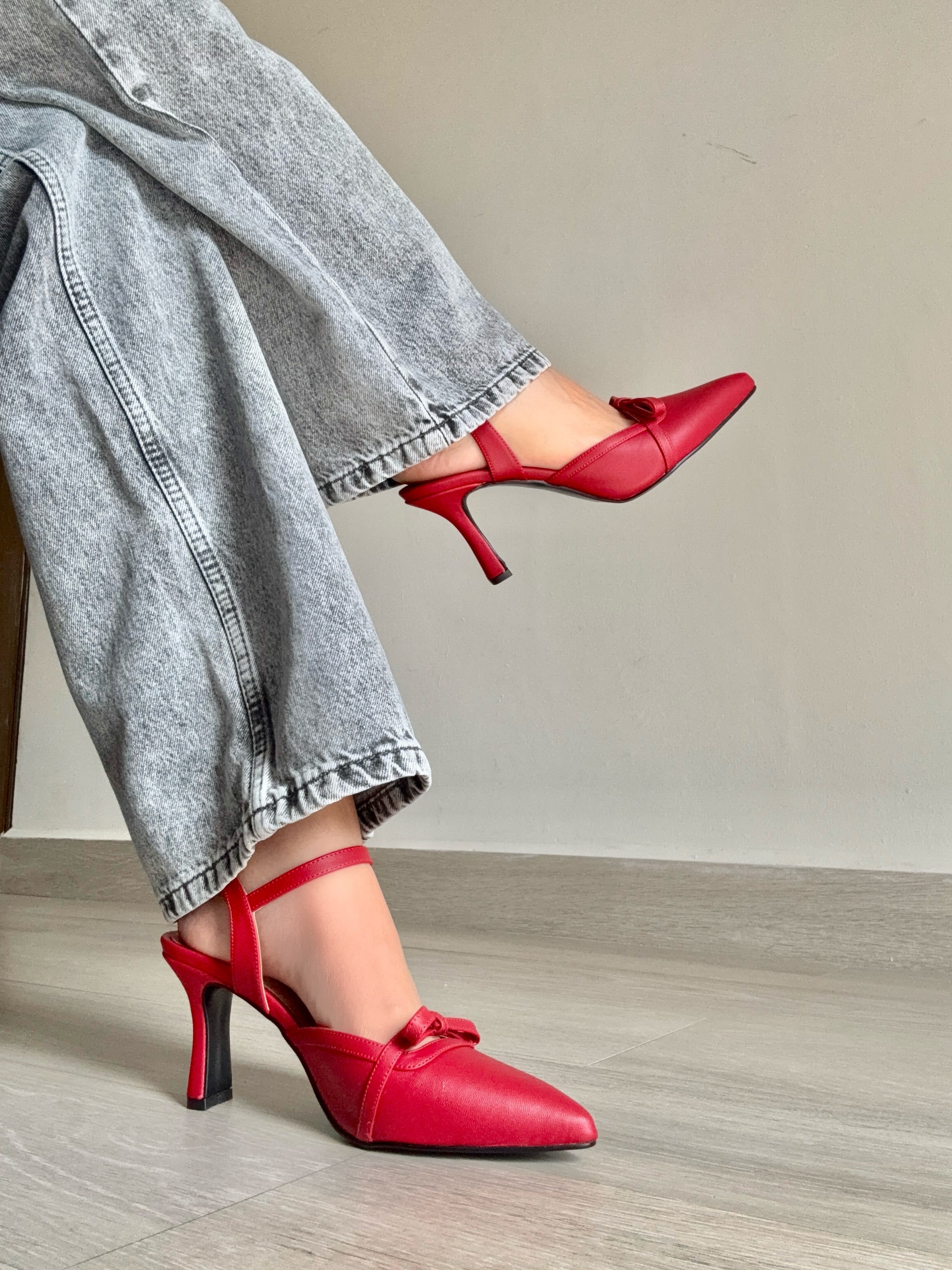 Zapatilla rojo con detalle moño