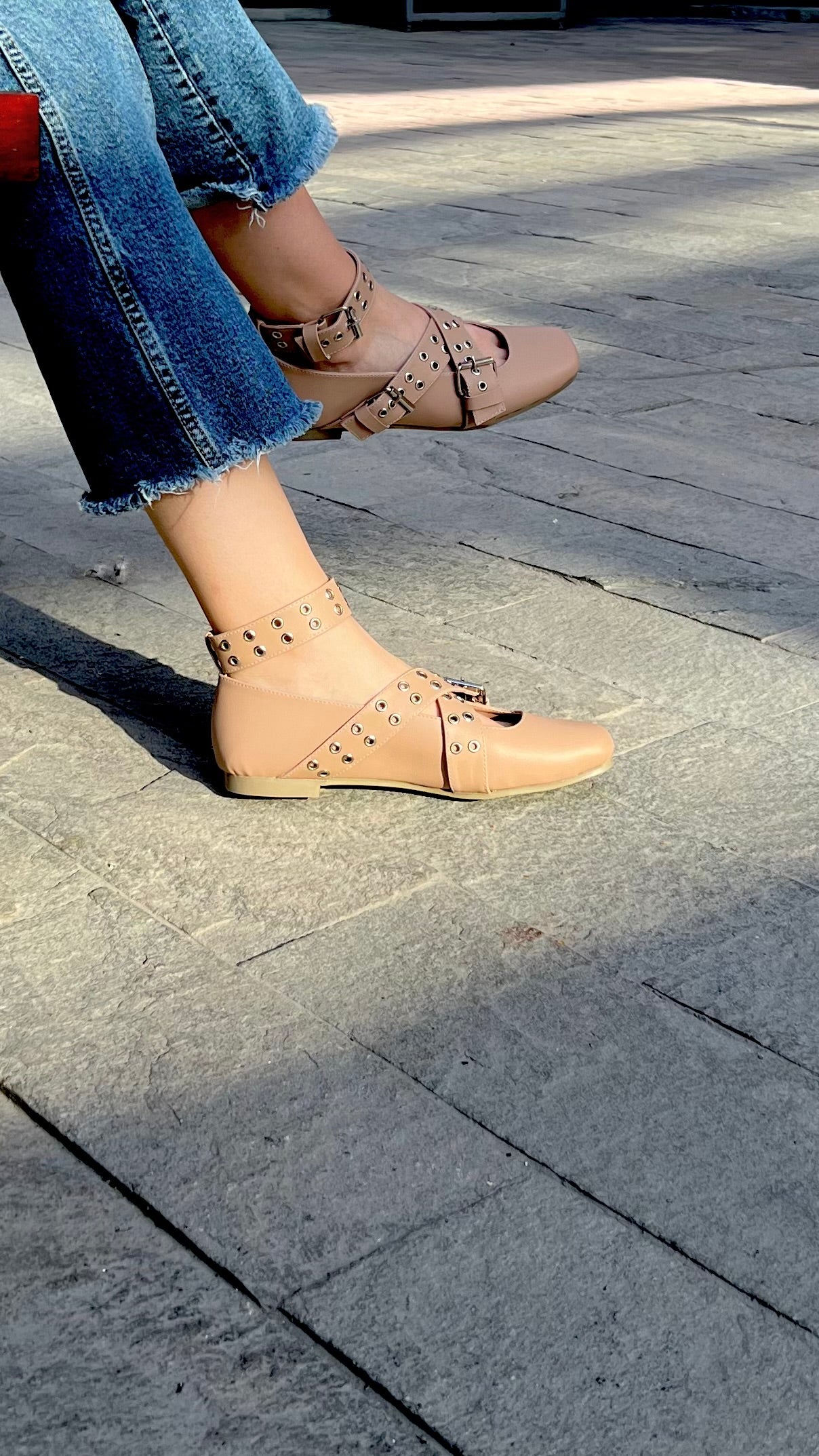 zapatilla piso  nude con broches