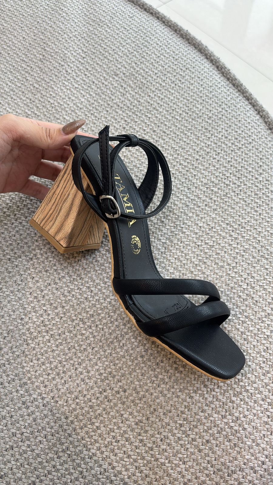 Sandalia negro con tacón tipo madera