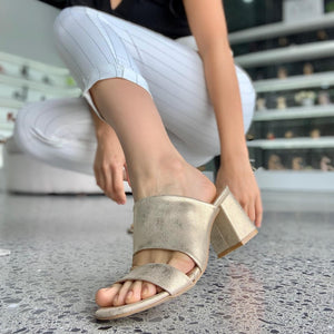 Sandalia de tacón, dorado, material suave.