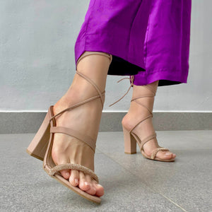 Sandalia nude tiras brillos