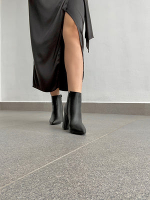 Botín negro liso